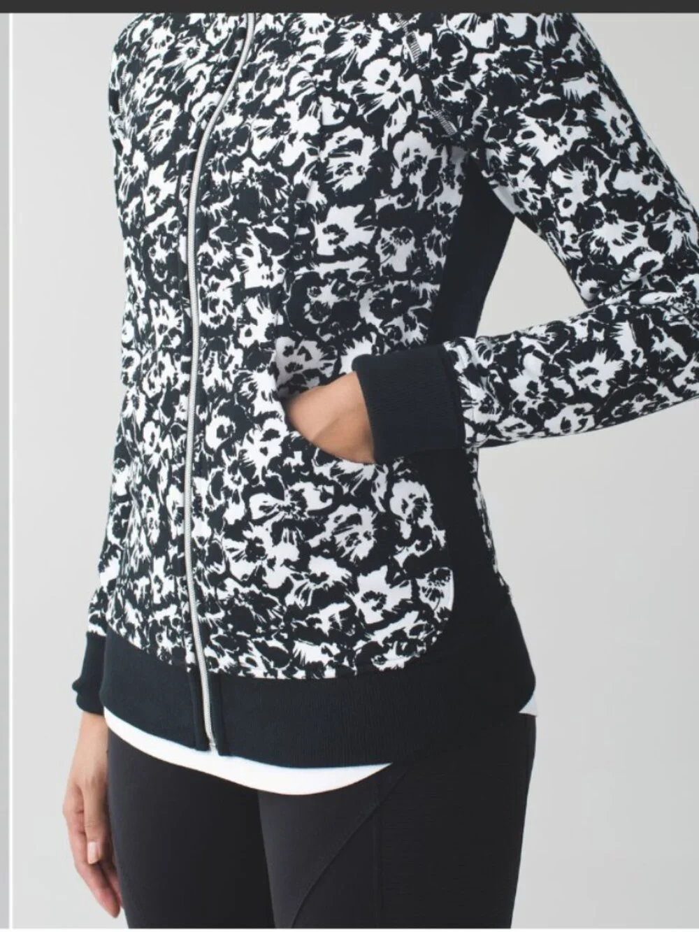 ⭐ Lululemon Scuba Hoodie III - Fleur Sombre - Black & White - Size 4